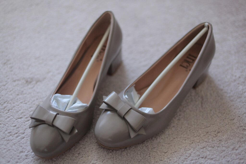 Жіночі туфлі класичні бежеві лакові на низьких підборах 4 см дрескод 36-40 від компанії Elektromax - фото 1