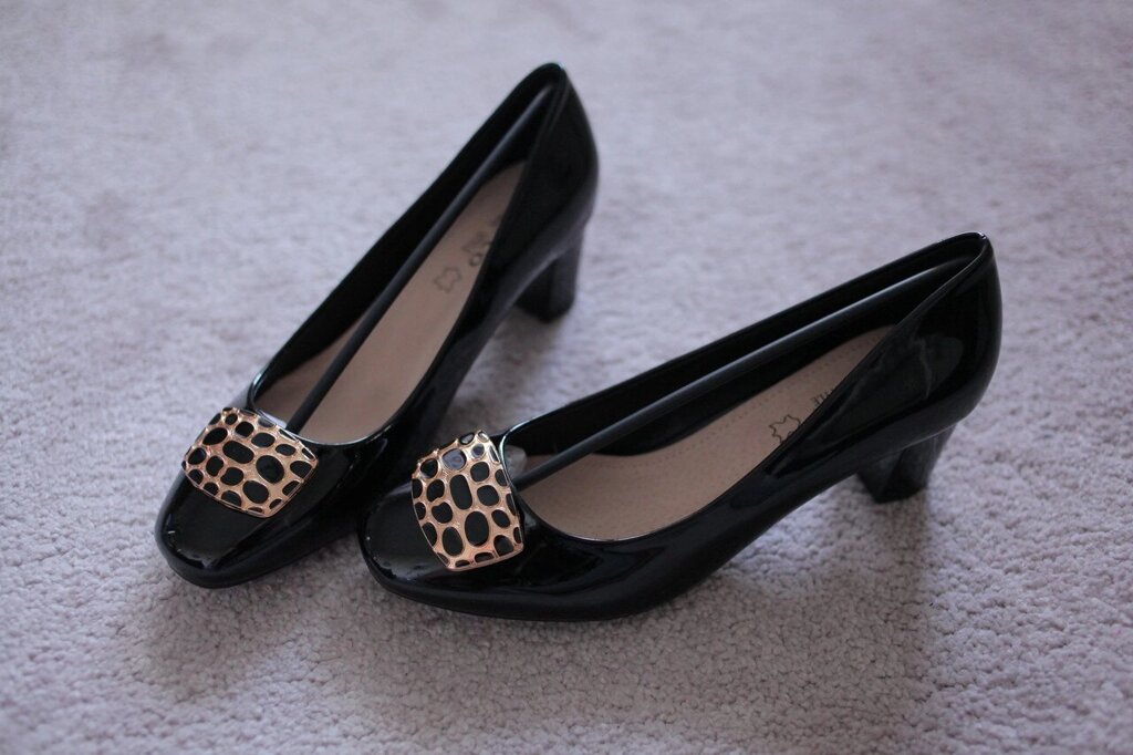 Жіночі туфлі класичні чорні лакові на низькому каблуці дрескод 36-37 від компанії Elektromax - фото 1