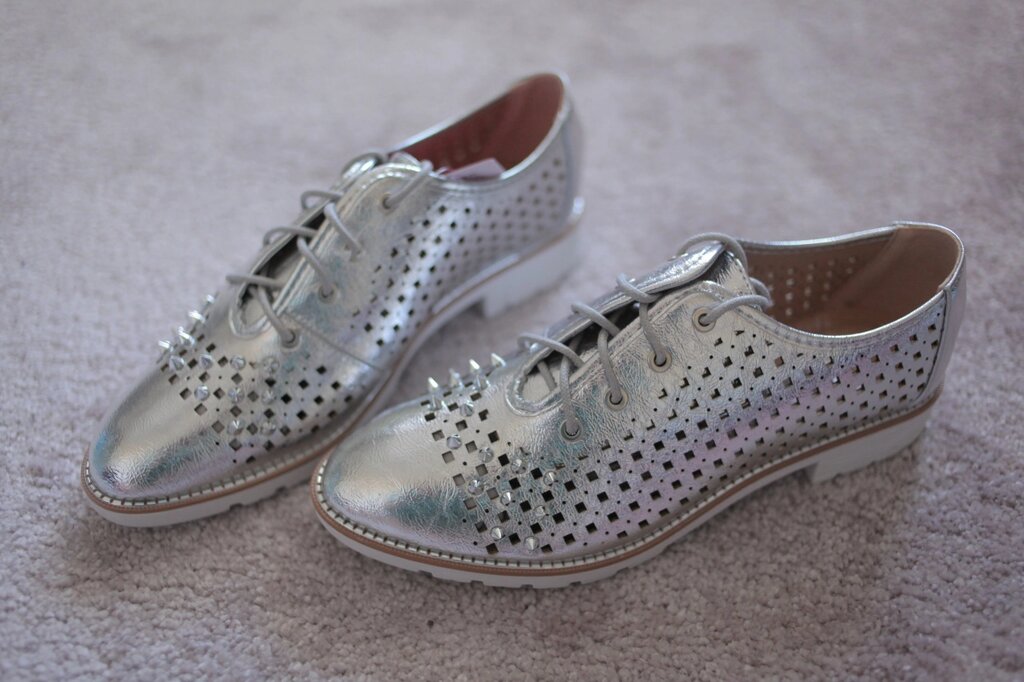 Жіночі туфлі в стилі Valentino перфорація срібло шипи 38-39 від компанії Elektromax - фото 1