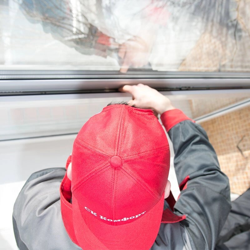 Майстер із ремонту пластикових окон від компанії «Okna-Shop» інтернет магазин - фото 1