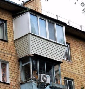 Скління балкона з дахом