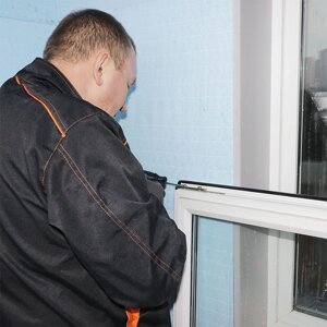 Заміна петлі на пластикових вікнах у Києві