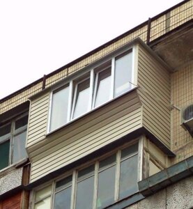 Ремонт балкону з дахом