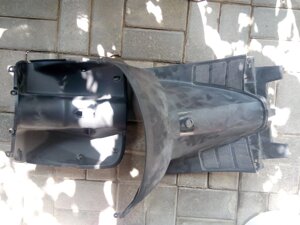 Пластик - передній надколінна "подгазетнік" (внутрішній обтічник) для скутера Honda Dio AF 27,28