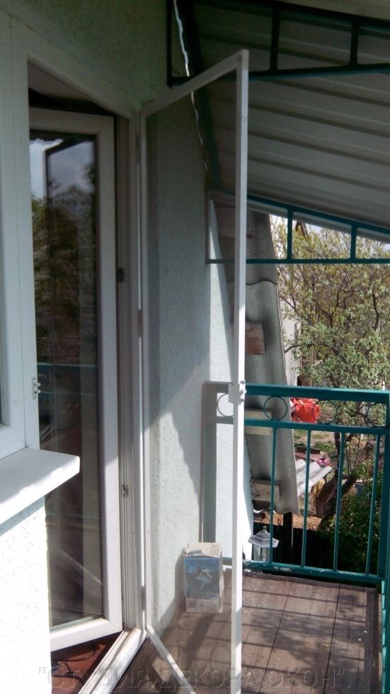 Дверна, орні (поворотна) москітна сітка для вхідних і балконних дверей, колір: білий і коричневий. від компанії "СТУДІЯ ДЕКОРУ ВІКОН". - фото 1