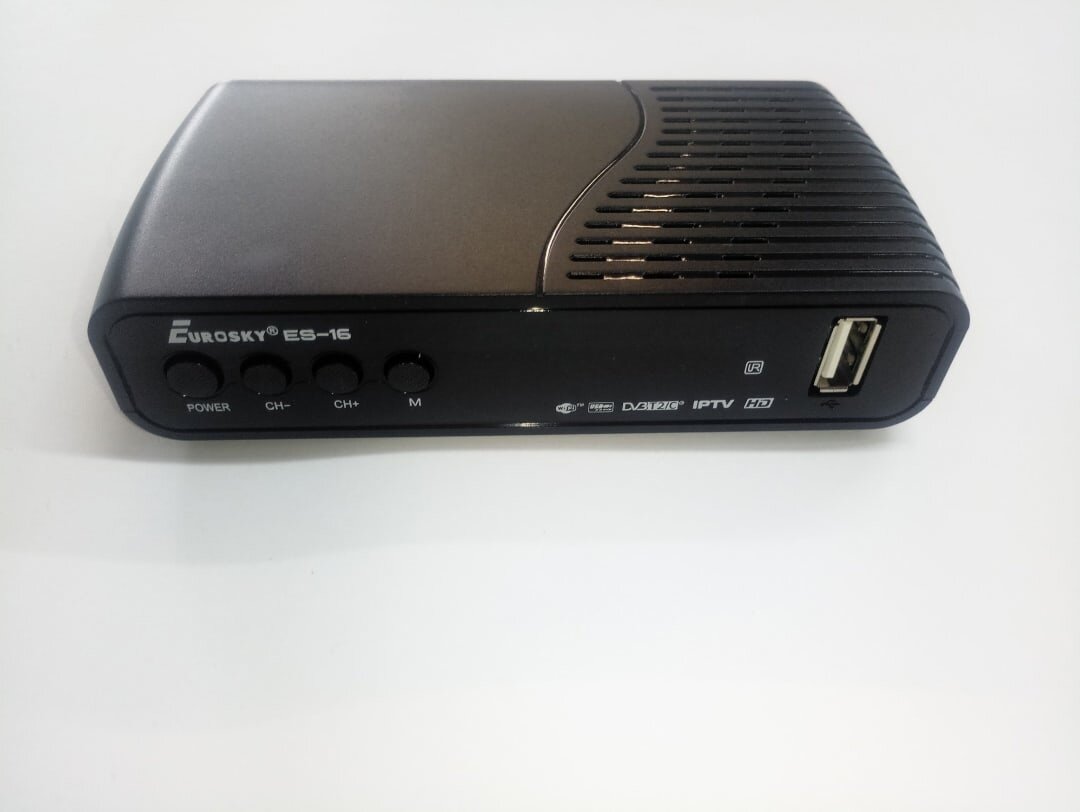 передняя часть эфирного DVB-T2 тюнера Eurosky