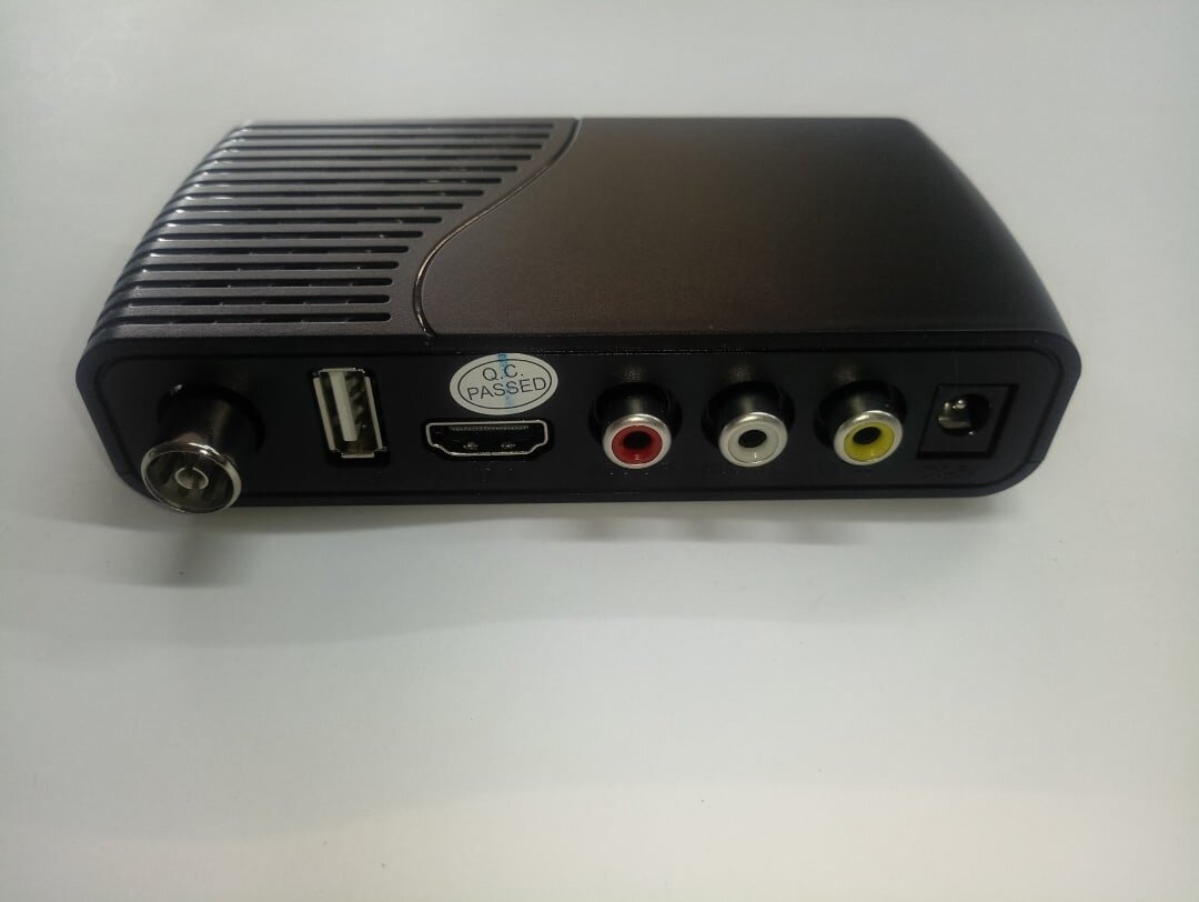 задняя часть тюнера DVB-T2 Eurosky es-16