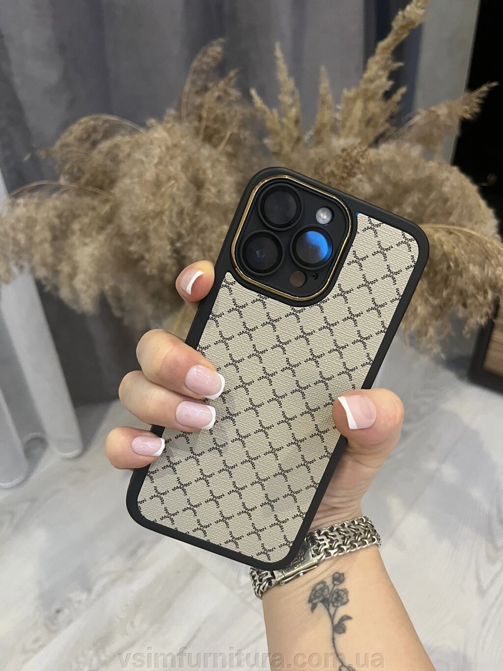 Брендовий бежевий чохол із закритою камерою на iPhone 14 pro від компанії Меблева фурнітура - фото 1