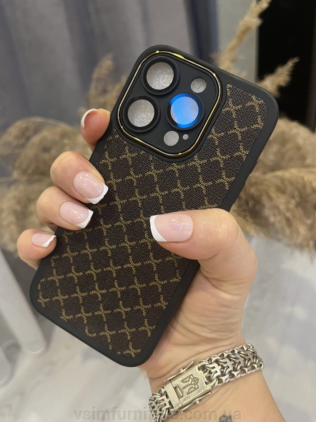 Брендовий коричневий чохол із закритою камерою на iPhone 14 pro max від компанії Меблева фурнітура - фото 1