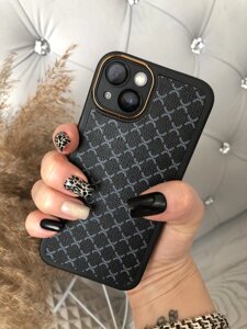 Брендовий чорний чохол із закритою камерою на iPhone 13