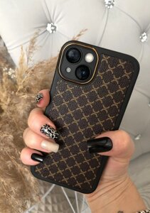 Брендовий коричневий чохол із закритою камерою на iPhone 13