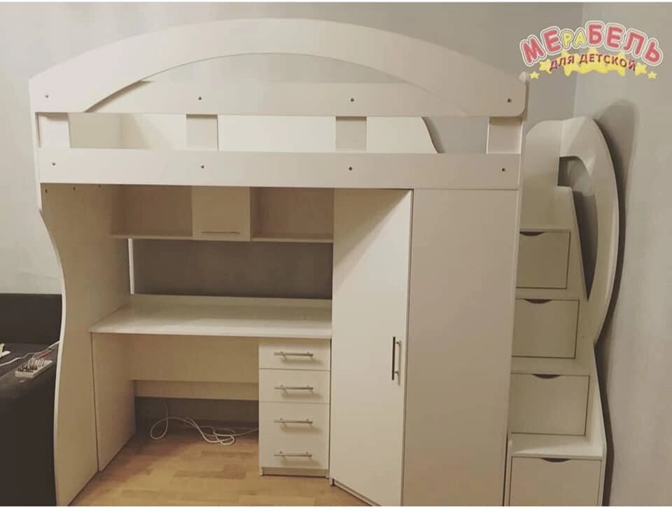 Дитяче ліжко-горище з мобільним столом, кутовою шафою, додатковим бортиком і сходами-комодом КЛ4-10 Merabel від компанії Мерабель - фото 1