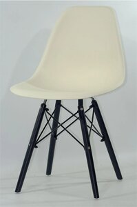 Стілець Nik Black молочний 56 на чорних дерев'яних ніжках, дизайн Charles&Ray Eames DSW