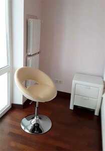 Дизайнерське крісло Белліно бежево-біла штучна шкіра поворотний і підіймальний механізми