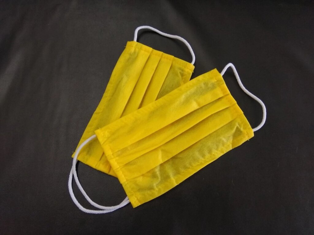 Маска жовта захисна шита 3-х шарова, спанбонд від компанії Компанія "Алмедика" - фото 1