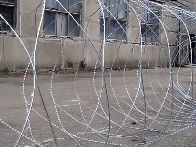 Дріт колючий Йогоза Супер 2400/13 спіраль від компанії ТОВ ПГ "Кайман" - фото 1