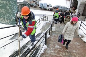 Прибирання снігу вручну в Києві ціна