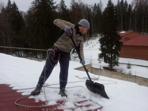 Прибирання снігу з дахів. Очищення дахів від криги, бурульок. Прибирання криши Київ ціна.
