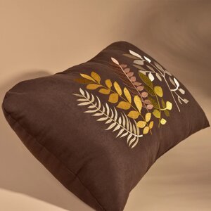 Декоративна подушка з машинною вишивкою