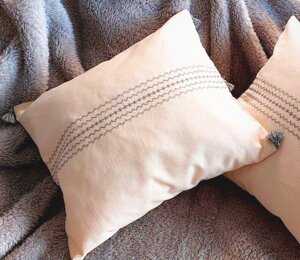 Декоративна подушка з вишивкою та помпонами