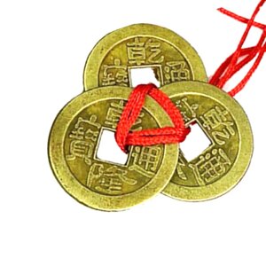 Зв'язка з 3 китайських монет символ багатства та процвітання