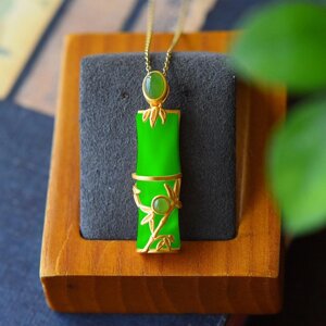 Золота підвіска із зеленим турмаліном і нефритом бамбуковий кулон для довголіття й багатства