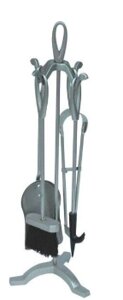 Кармінний набір на підставці зі сталі Siena сріблястого кольору — щітка, совок, щипці та корчерга