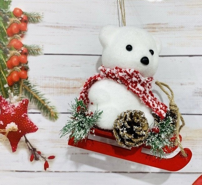 Іграшка підвісна білий ведмедик на санках з декором від компанії Інтернет магазин "Megamaks" - фото 1