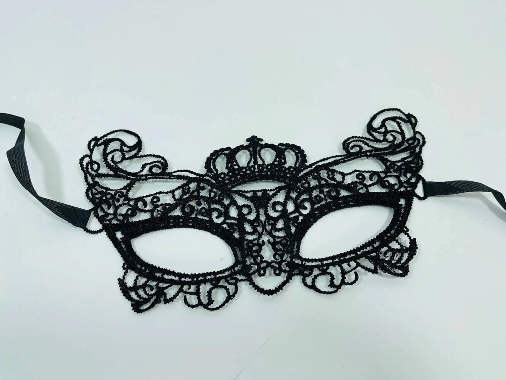 Карнавальна маска ажурна з короною чорна на карнавали Новий Рік 12 штук упаковка від компанії Інтернет магазин "Megamaks" - фото 1