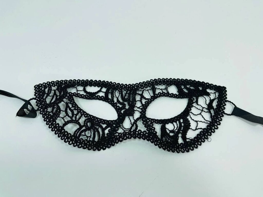Карнавальна маска мереживна чорна на карнавали Новий Рік 12 штук упаковка від компанії Інтернет магазин "Megamaks" - фото 1