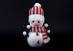 Новорічне прикраса сніговик в шапочці