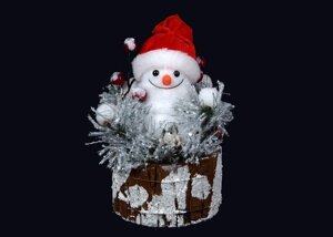 Новорічний декор сніговик в червоній шапочці на пні