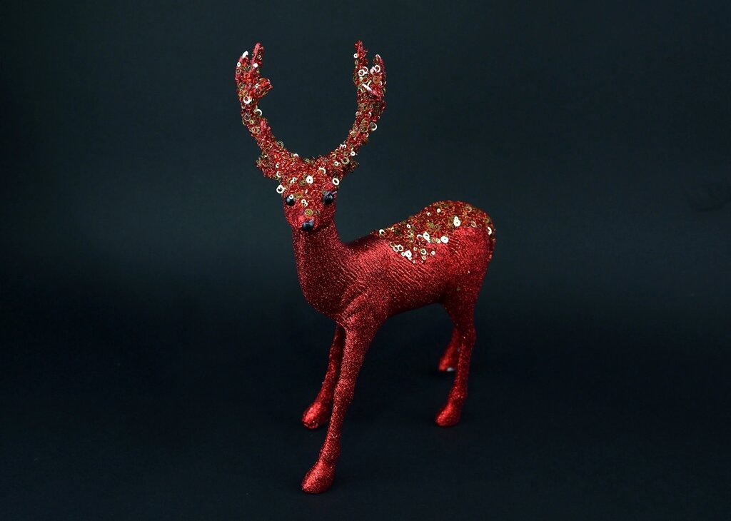 Новорічна статуетка Червоний олень з паєтками 31 см від компанії Інтернет магазин "Megamaks" - фото 1