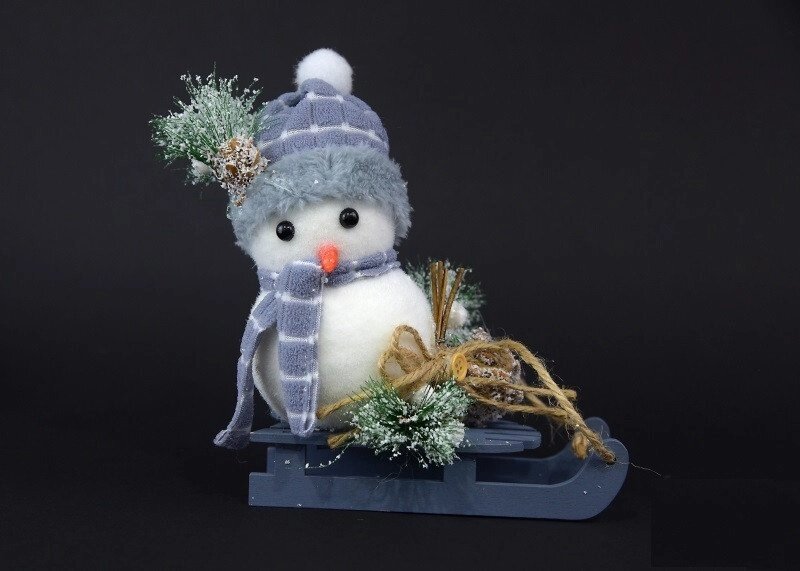 Новорічне прикраса сніговик в шапочці на санках від компанії Інтернет магазин "Megamaks" - фото 1
