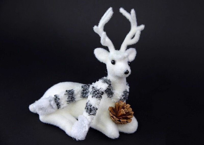 Новорічний декор білий олень в шарфику з шишкою від компанії Інтернет магазин "Megamaks" - фото 1