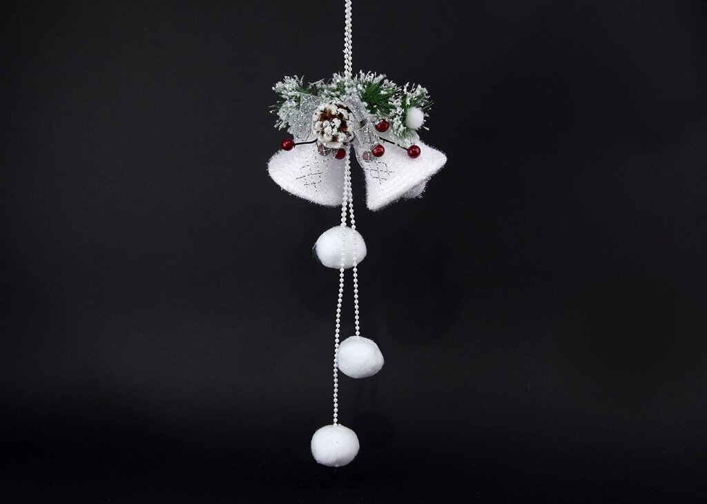Новорічний підвісний декор Дзвіночки з шишками від компанії Інтернет магазин "Megamaks" - фото 1