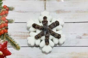 Підвісна сніжинка з дерев'яним декором шишками