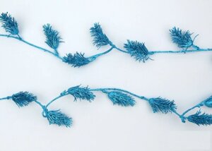 Декор новорічний ліана з квітковими шишечками синя