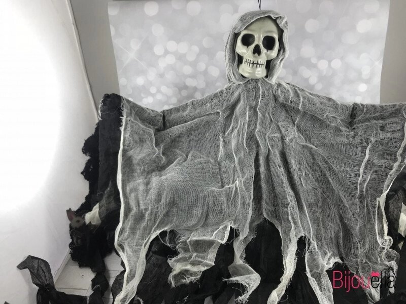 Підвіска череп зомбі в лахмітті 80 * 55 см декор для вечірки Хелловіна - вартість