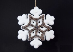 Новорічне прикраса велика підвісна сніжинка з дерев'яним декором