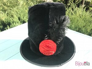 Оксамитовий чорний капелюх з пером і червоною трояндою на карнавал Хеллоуїн виступ вечірку