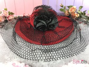 Шляпа карнавальная Дама в красном украшенная пером розой и сеткой