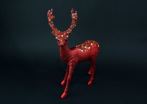 Новорічна статуетка Червоний олень з паєтками 31 см