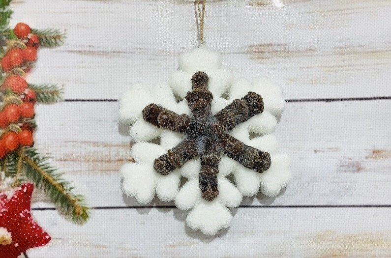 Підвісна сніжинка з дерев'яним декором шишками від компанії Інтернет магазин "Megamaks" - фото 1