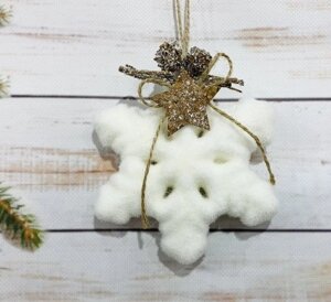 Підвісна сніжинка з дерев'яним декором зірочкою