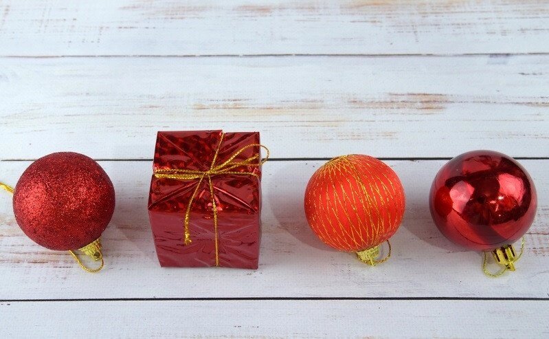 Ялинкові іграшки червоні кульки з золотом від компанії Інтернет магазин "Megamaks" - фото 1