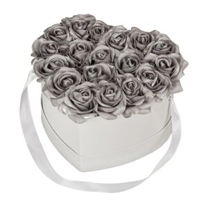 Біла трояндова коробка з 18 сріблястими трояндами