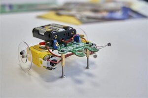 Навчальний набір CircuitMess DUSTY, божевільний робот - робот на колесах, якого можна зібрати власноруч