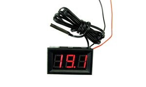Автомобільний термометр з виносним датчиком температури і червоним циферблатом
