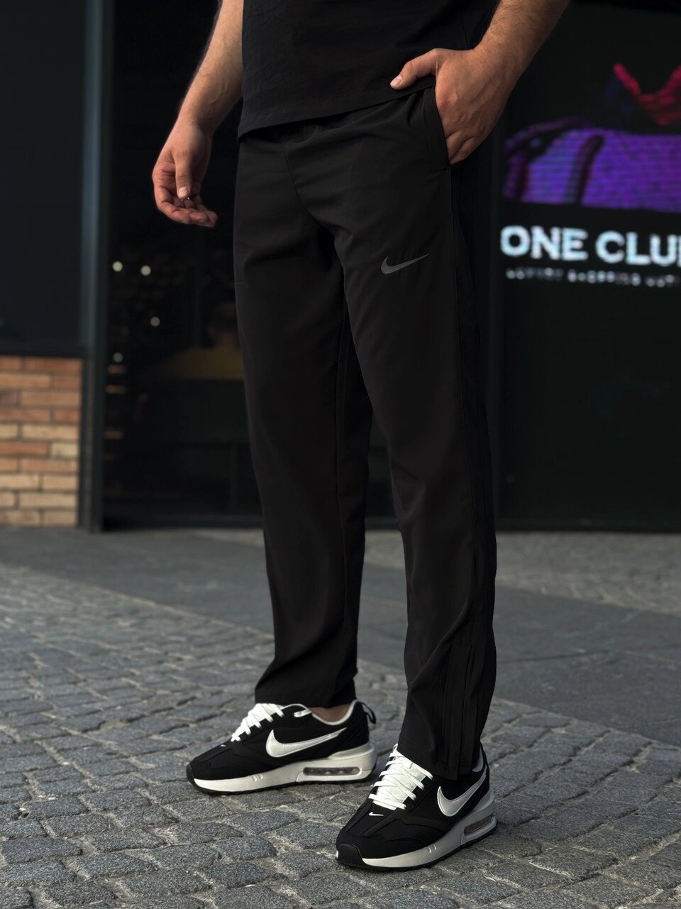 Чоловічі спортивні штани Nike Run Stripe Woven Pant Black / BV4840-010 від компанії Інтернет магазин "Airpac" - фото 1